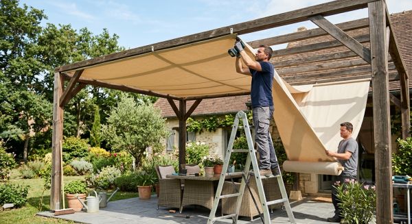Pourquoi opter pour un remplacement de toile de pergola ?
